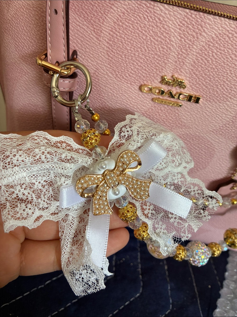 White Lacey Bow Charm Beaded Bag Chain - Picture 3 of 3